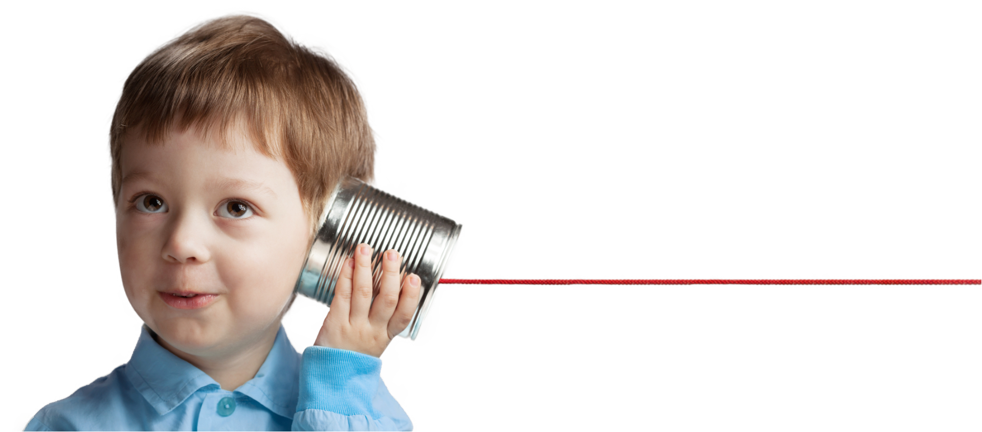 Ein kleiner Junge mit einem Dosentelefon