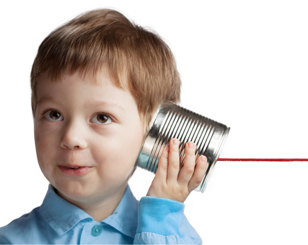 Ein kleiner Junge mit einem Dosentelefon