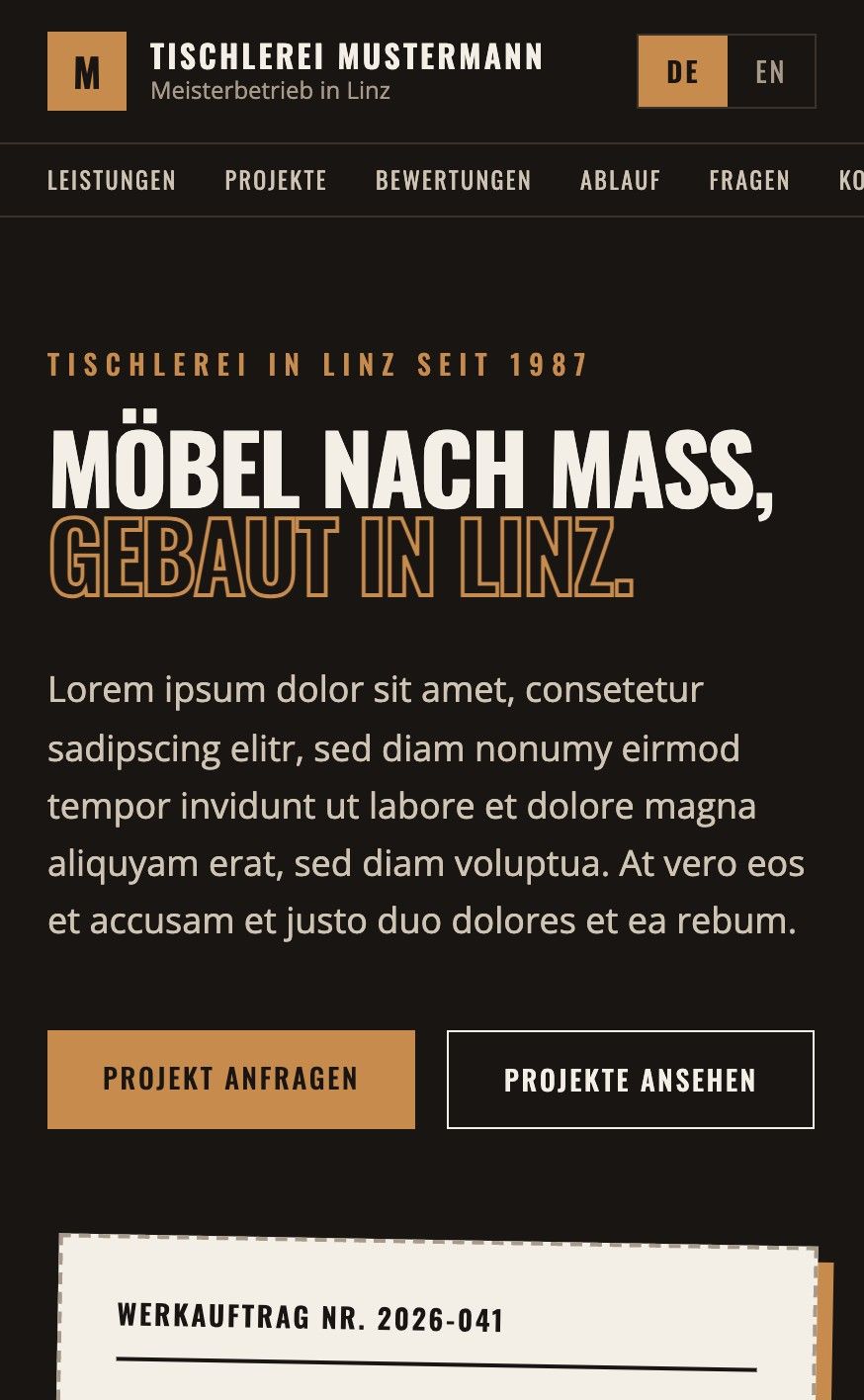 Screenshot der Website-Vorlage 3 unter webgaudi.at/demo3 in der Handy-Ansicht, ein markantes dunkles Design für Handwerksbetriebe wie Tischlereien