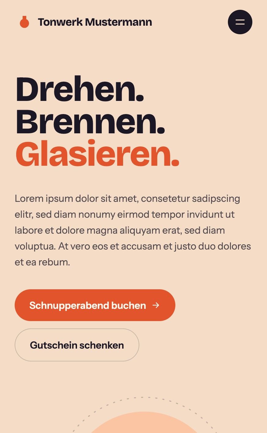 Screenshot der Website-Vorlage 4 unter webgaudi.at/demo4 in der Handy-Ansicht, ein warmes Design in Apricot und Terrakotta mit Töpfer-Skizzen für ein Keramikstudio