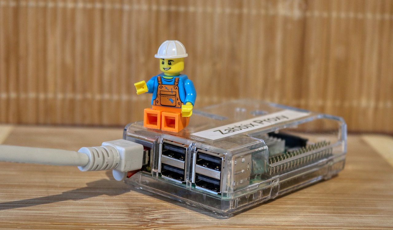 Ein Bild von einem Raspberry Pi Mini Computer mit einem Lego Mann darauf sitzend