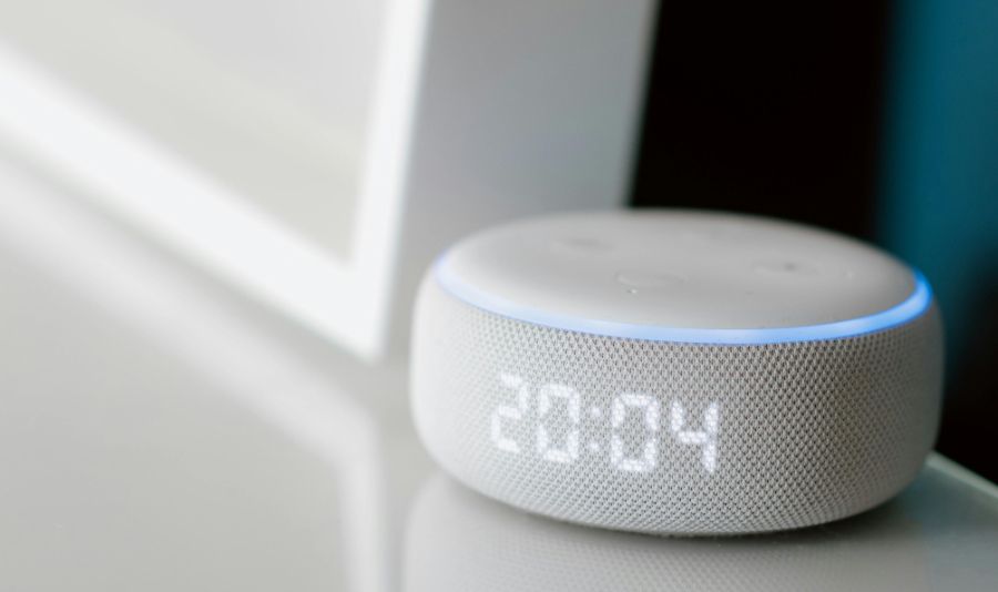 Ein Amazon Echo Gerät mit dem Alexa Sprachassistenten