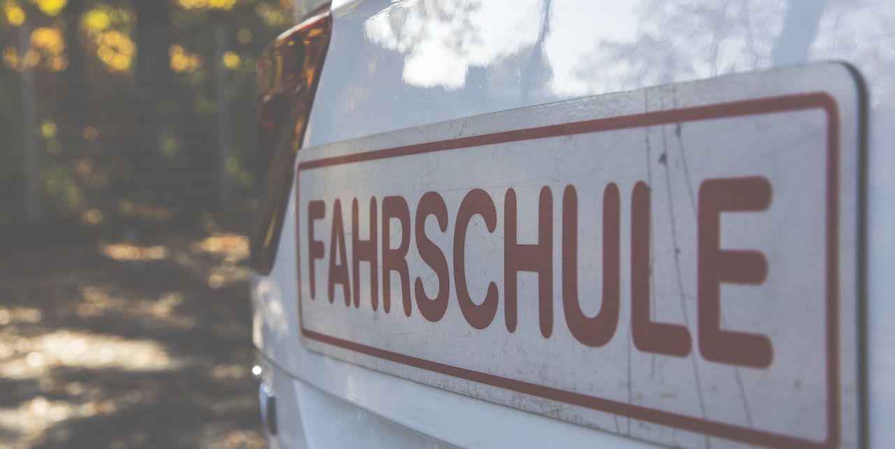 Ein Fahrschulauto als Symbolbild für professionelles Webdesign für Fahrschulen