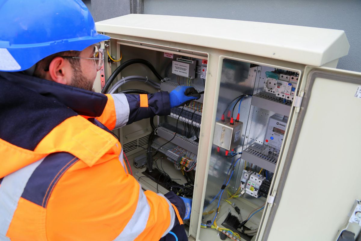 Elektriker Symbolfoto Ein Foto von einem Elektriker