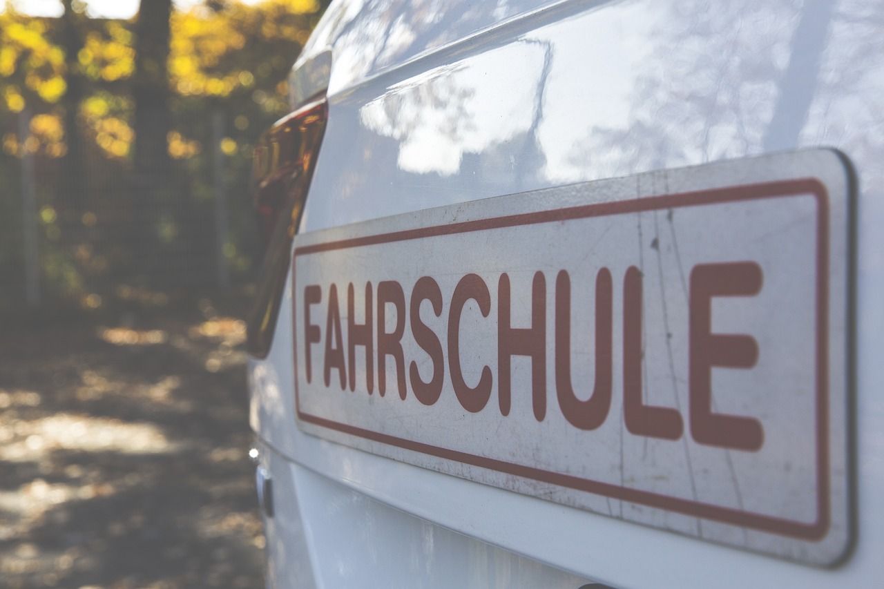 Ein Foto von einem Auto mit dem Schriftzug Fahrschule